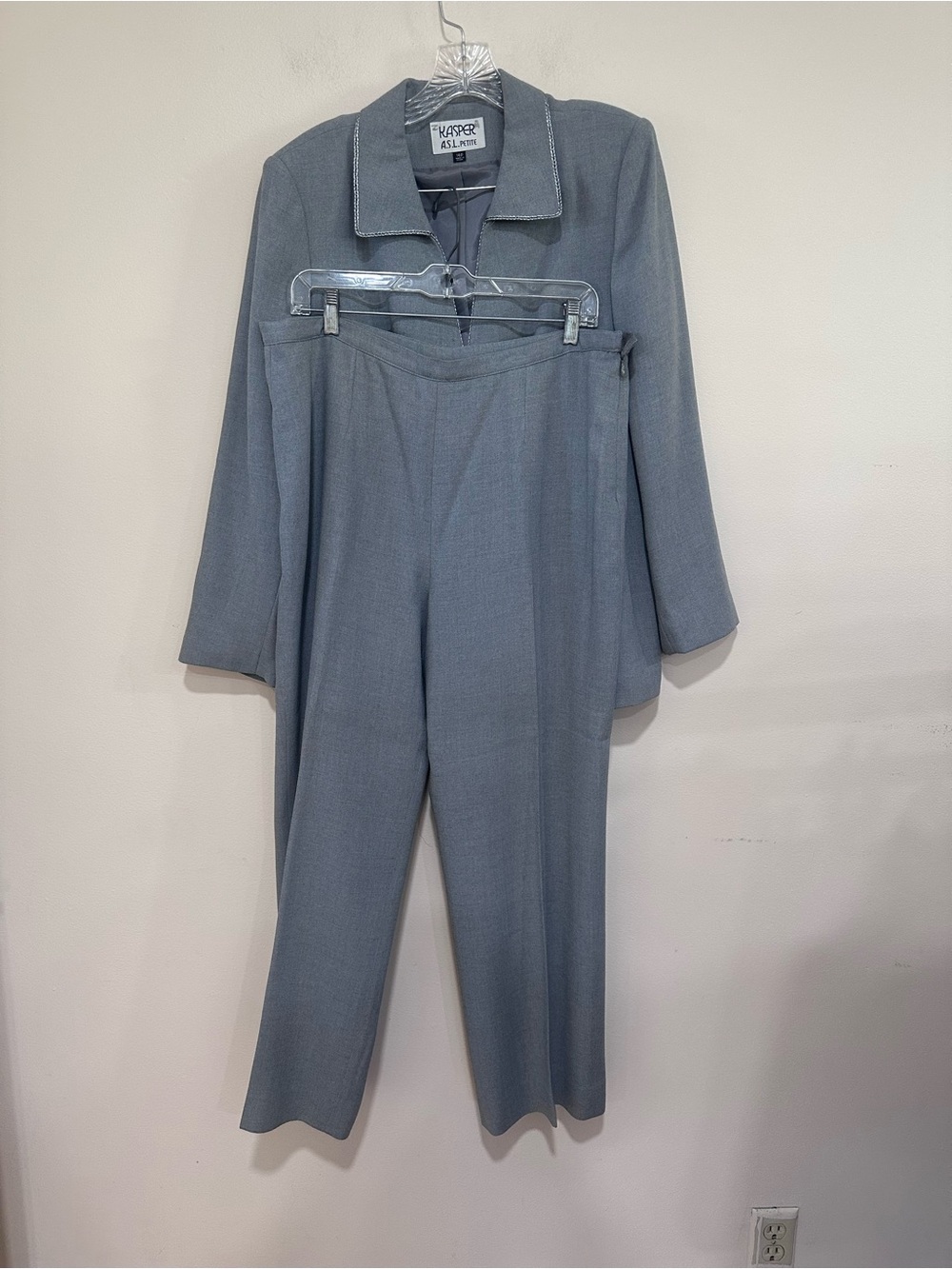 Kasper Light Gray Women's Tailored blazer and pant suit. Size 14P